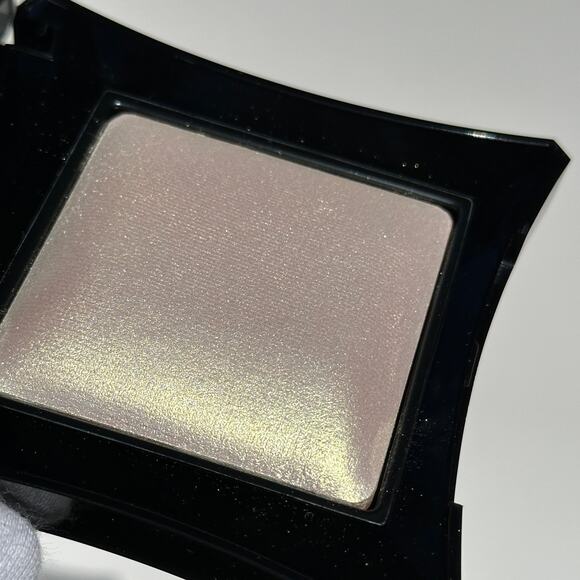 Illamasqua Beyond Powder Highlighter Compact Deity Baby Pink Gold Duochrome 7g - Picture 9 of 14
